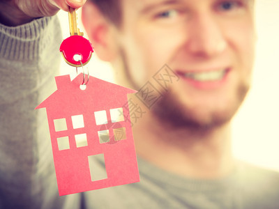 安全住户使用地产概念有房屋套接的男子有家形钥匙的年轻男子有房屋套接的男子图片