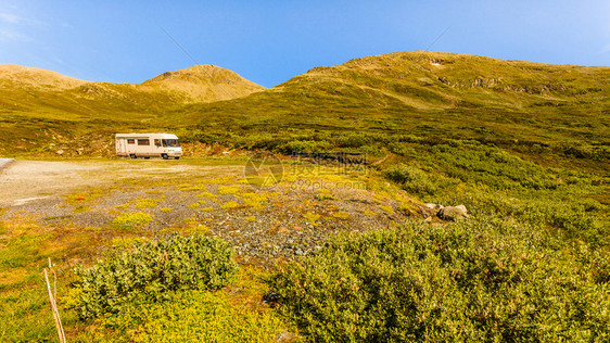 Aurlandsfjellet旅游路线诺韦吉亚山区的露营车图片