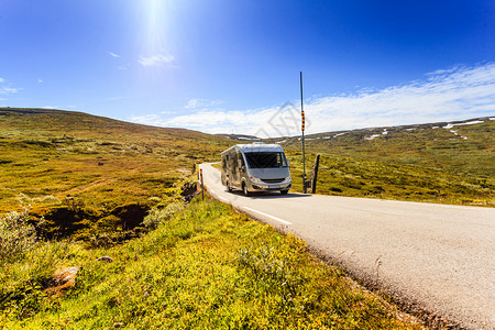 旅游假期和行公路上的野车夏季山地景观旅游路线Aurlandsfjellet奥韦吉山上的野车图片