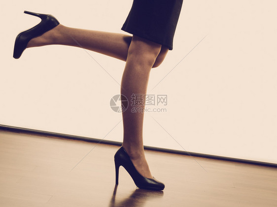 穿着裙子或和黑色优雅时装高跟鞋的无法辨认妇女图片