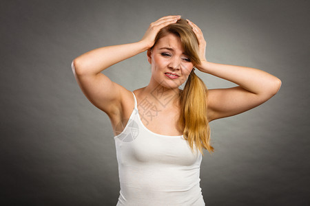 健康问题压力和抑郁症妇女头痛偏妇女图片
