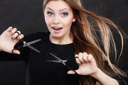 专业理发师的疯狂头卫生剪刀的女孩长着可笑的脸准备剪裁新的美容发型剪刀的疯狂女孩发型师在行动图片