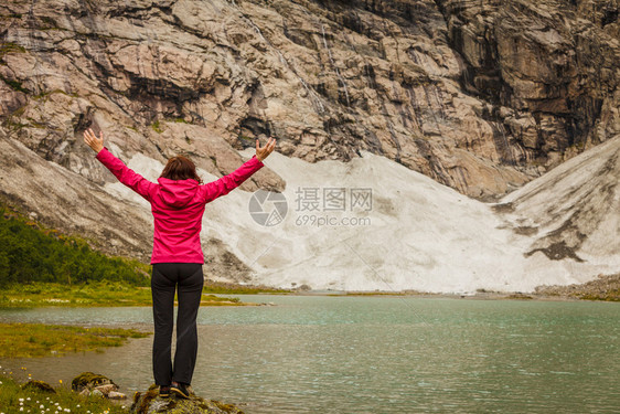 旅行概念自由游妇女幸福快乐享受愉手举起臂直伸望挪威的山区图片