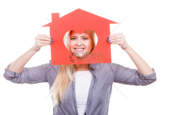 慈悲房地产和家庭概念带着心脏形状的红纸屋笑的少女带着心脏形状的红纸屋图片