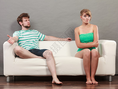 男女意见不一年青夫妇在家中沙发上吵架妻子和丈夫不高兴图片