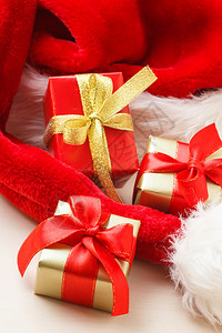 节日礼物圣诞节概念小红金盒子配有礼的结弓图片