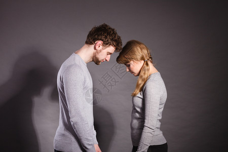 延绵不休沮丧和悲哀的概念不快乐一对争吵不休悲伤的女人和失望男站在