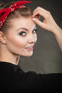 古老的时尚美丽年轻女肖像穿着发型头上戴红手帕穿的女孩图片