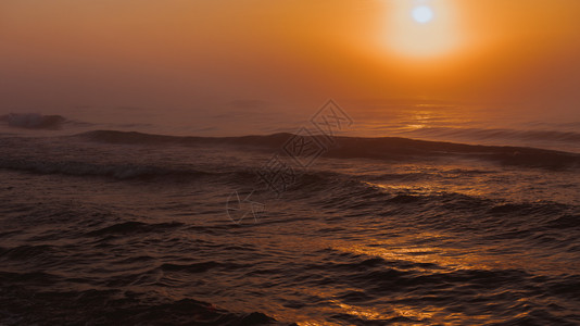 夜晚海平面上惊人的多彩红色日落宁静的场景自然背风海面上美丽的红色日落图片