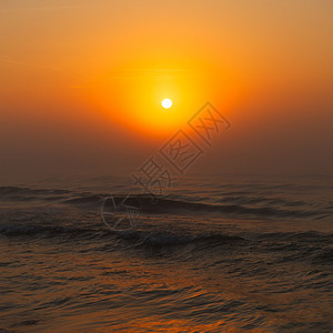 夜晚海平面上惊人的多彩红色日落宁静的场景自然背风海面上美丽的红色日落图片