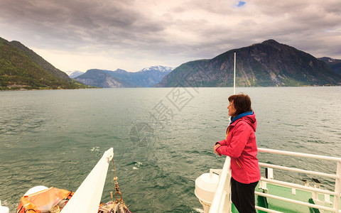旅行假日和游在轮上行的女游客享受挪威欧洲FjordNorddalsfjorden风景挪威欧洲图片