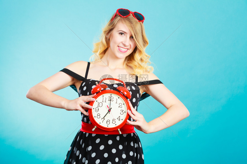 管理时间概念金发装女郎穿着黑色虚装面带微笑的表情蓝色时钟响亮装微笑钟响亮图片