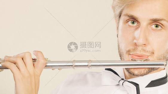 吹风笛的音乐演奏职业男吹风音乐家演奏者图片