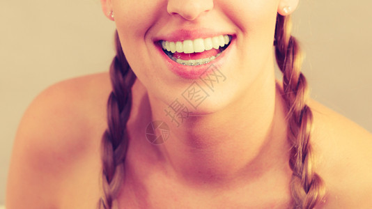幸福的人类面容表达概念快乐的微笑带着金头发女人快乐的图片