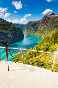 旅游假日照片和三脚架上的专业摄影机拍Geirangerfjord风景的照片从Ornesvingen的角度看挪威斯堪的纳维亚三脚架图片