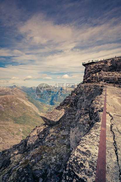 与来自Dalsnibba地区的Geirangerfjord的全景山地观Geiranger天行观山台远处挪威Dalsnibba观点图片