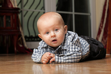 6个月男孩的肖像坐在地板上图片