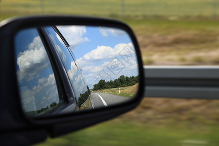 路面反射着一辆车的侧面镜子图片