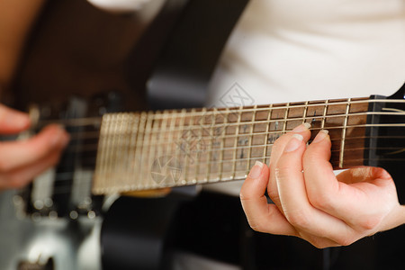 音乐唱歌概念音乐有才华的女人玩电吉他黑人背景女玩电吉他图片