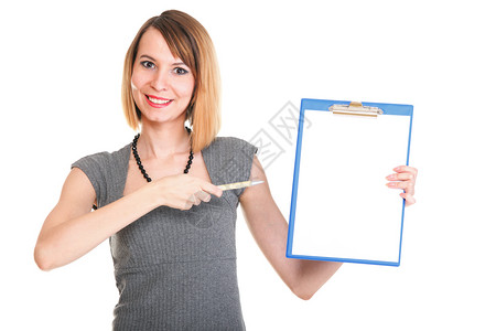 年轻商业女青站在她的剪贴板上图片