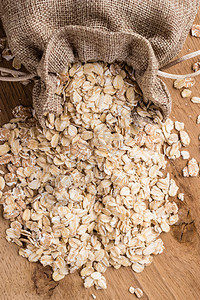 食用在木质表面的薄荷麻袋里吃麦子降低胆固醇的健康食物保护心脏图片