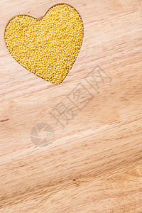 饮食概念小米呻吟的心在木质表面形成健康的食物帮助降低胆固醇图片