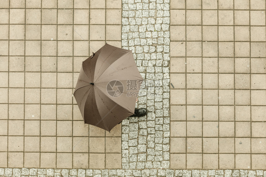 有伞的人在雨中行走从水遮盖自己图片