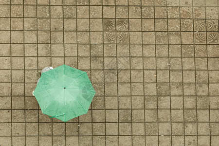 有伞的人在雨中行走从水遮盖自己图片