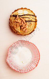纸面和美味的蛋糕夹奶油装饰作为厨房餐桌上的甜食图片