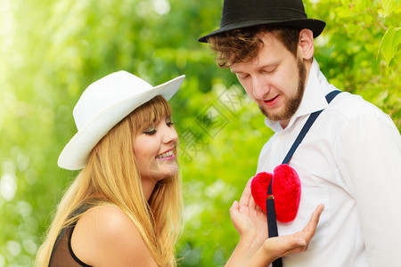 暑假的爱情关系和约会概念浪漫快乐的情侣复古风格在户外带有红心爱符号图片