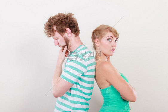 男女意见不一争吵后的年轻情侣背对发脾气不相互说话图片