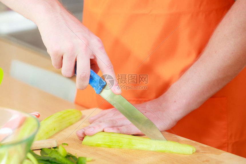 健康饮食素食烹饪节食和人们的观念特写镜头男人在家里的厨房里准备新鲜的沙拉切蔬菜切菜板上的青瓜图片