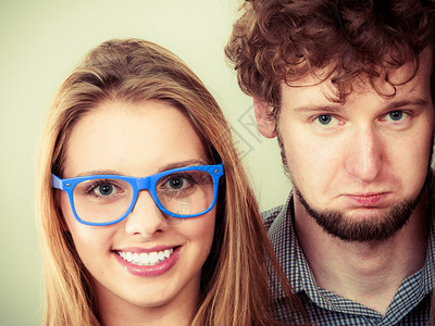 戴眼镜的有趣年轻人和女在演播室里微笑的朋友情侣背景图片