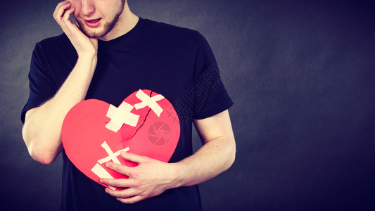 非常悲伤的年轻人心碎是纸做图片素材