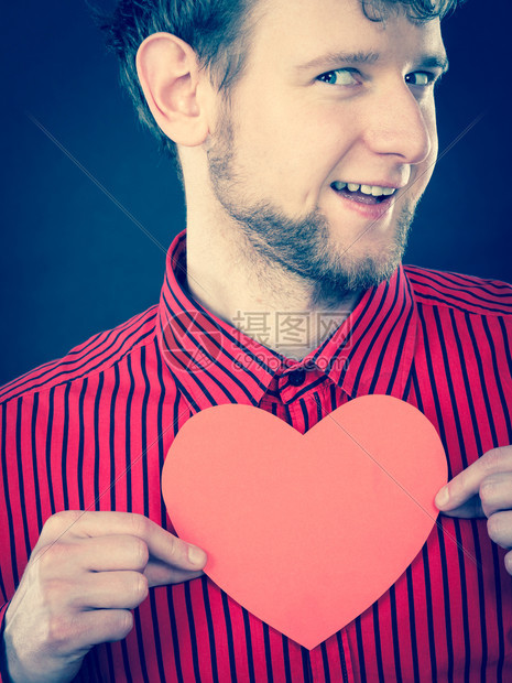 情感情感幸福观开朗的男人抱着心年轻精力充沛的微笑男手持爱情符号剪纸开朗的男人抱着心图片