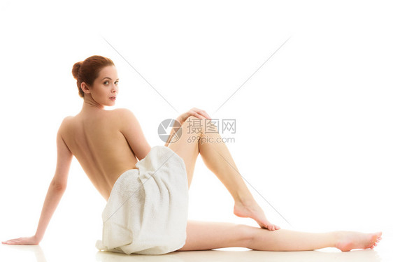 美女在洗完澡后坐地板上图片