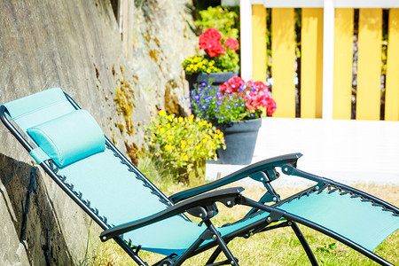 娱乐和放松物体概念花园中的蓝色现代日晒床面甲板椅花园中的蓝色日晒床面甲板椅花园中的蓝色日晒床面板椅图片