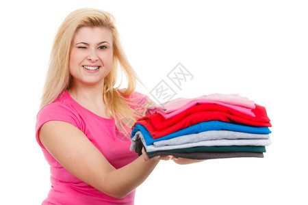 服装时洗衣购物概念带着一堆折叠衣服的快乐女人工作室拍着白色背景的镜头图片
