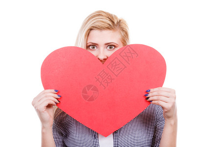 情人节浪漫和关系象征概念妇女抱着和隐藏在红心背后的爱标志妇女抱着红心的标志图片