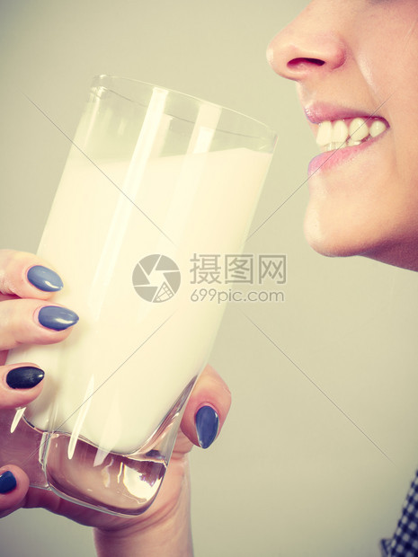 妇女饮用健康的牛奶图片