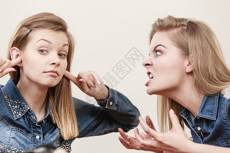 两个妇女争吵着互相生气两个妇女争吵着相互发脾气两个妇女大发雷霆无知的概念一个无知的概念图片