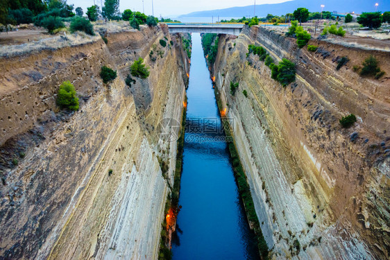 希腊爱琴海科林斯运河与桥梁的景象希腊科林斯运河与桥梁的景象图片
