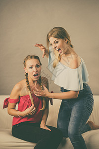 两个年轻美女互相争吵发火友谊争斗和嫉妒问题图片