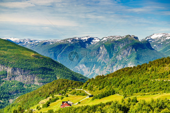 挪威山区农村挪威斯堪的纳维亚挪威夏季风景斯堪的纳维亚挪威山村农庄图片