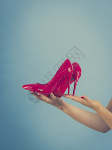 女时尚手装设计师展示优雅的鞋子美丽红色感高跟鞋绝配饰品时装设计师展示高跟鞋图片