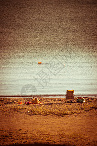 沙滩空上一张甲板椅离海边的放松地沙滩上的甲板椅图片