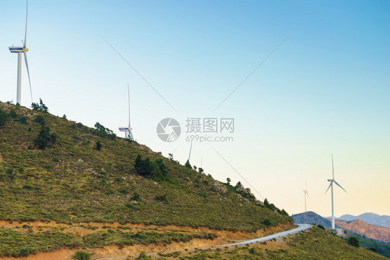 希腊山丘上的风车力农场欧洲可再生绿色能源的来生态地质概念希腊山丘上的风车图片