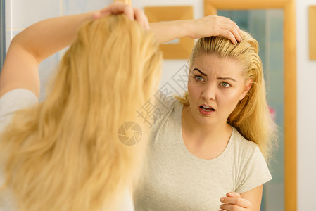 金发女人在洗手间里看着自己身上有油的头发有问题皮抓伤自己脱衣问题金发女人有问题头发图片