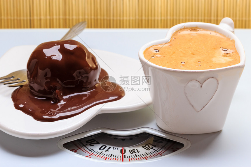 杯咖啡和巧克力蛋糕放在心形盘子酱上在重量不健康营养脂肪饮食概念咖啡和巧克力蛋糕在重量上咖啡和巧克力蛋糕图片