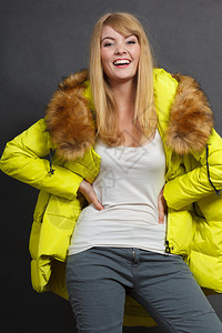 穿着夹克的迷人笑容年轻时尚女孩准备衣服冬天时装图片